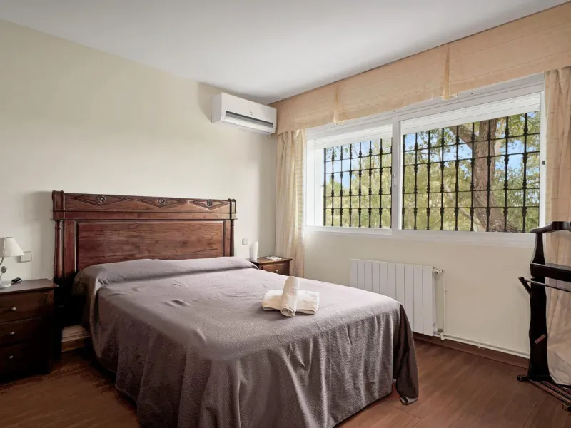 House - Detached Villa в продаже в Marbella, Málaga. В доме 5 спален и 3 ванных комнат. Площадь дома 295 м². Площадь участка 1000 м²
