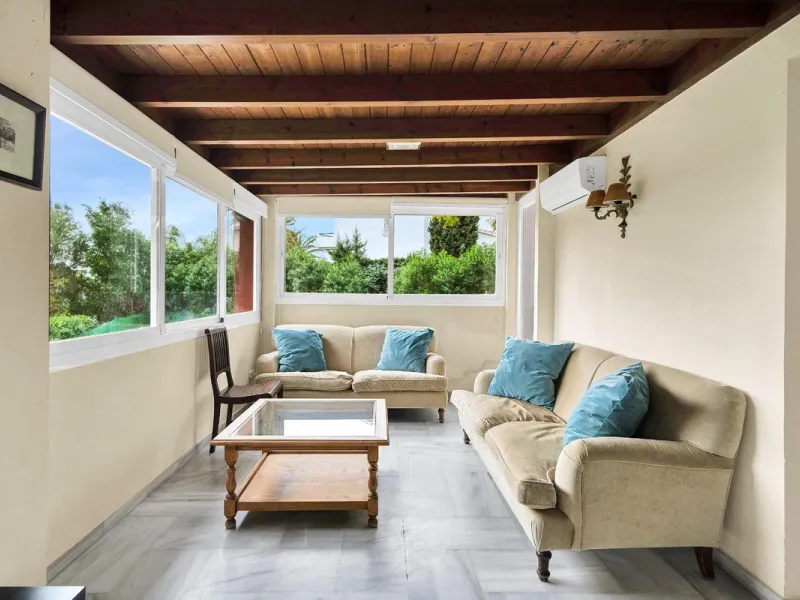 House - Detached Villa в продаже в Marbella, Málaga. В доме 5 спален и 3 ванных комнат. Площадь дома 295 м². Площадь участка 1000 м²