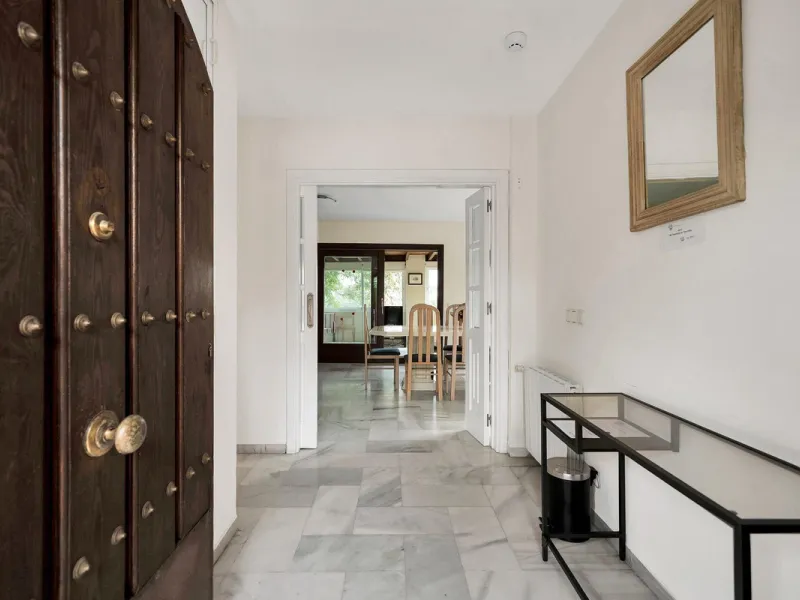 House - Detached Villa в продаже в Marbella, Málaga. В доме 5 спален и 3 ванных комнат. Площадь дома 295 м². Площадь участка 1000 м²