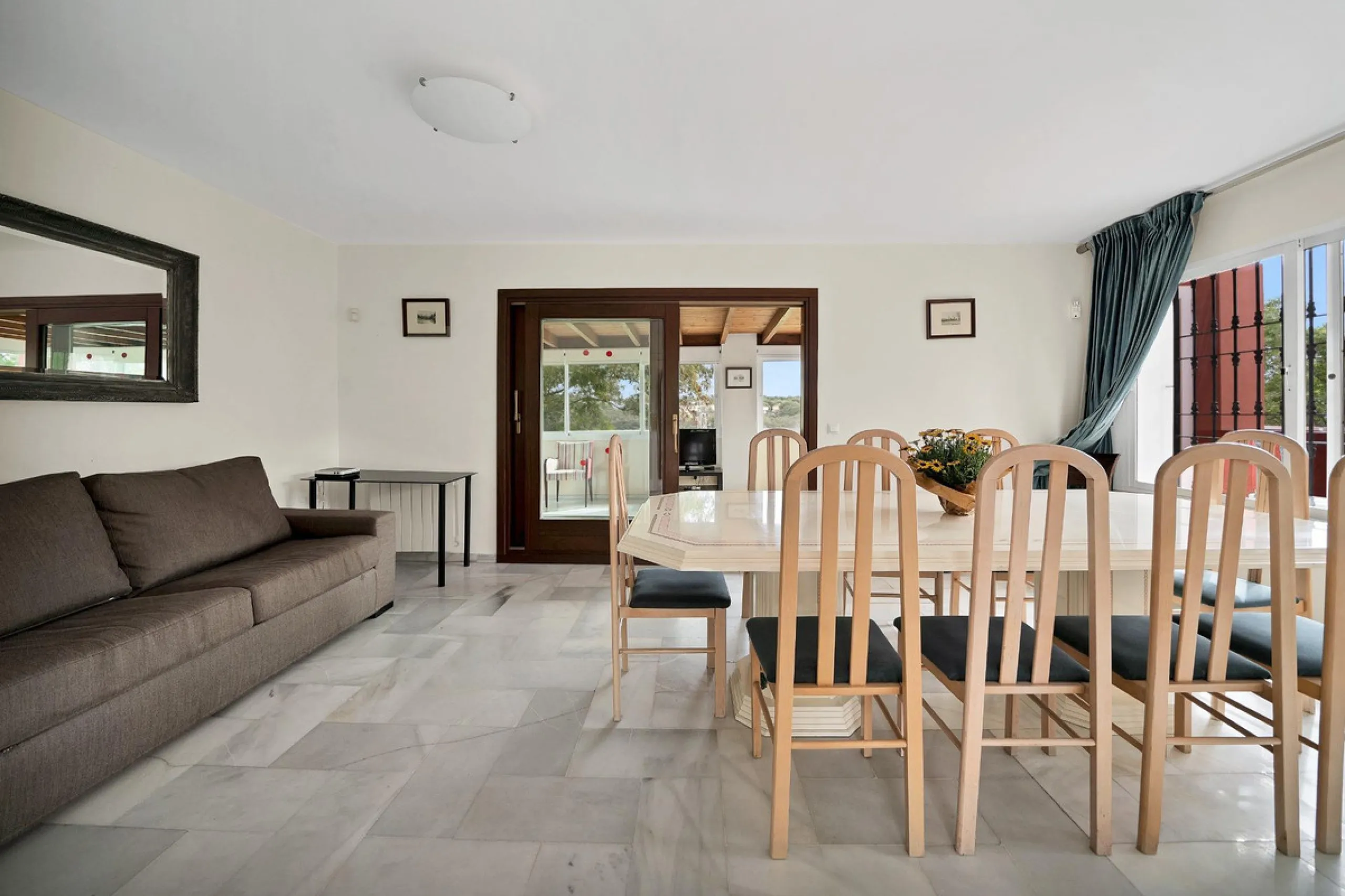 House - Detached Villa в продаже в Marbella, Málaga. В доме 5 спален и 3 ванных комнат. Площадь дома 295 м². Площадь участка 1000 м²