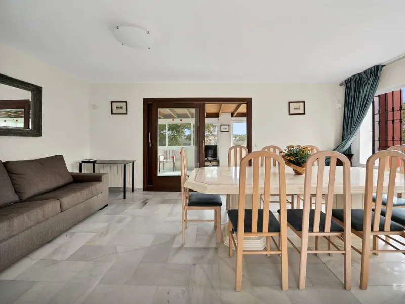 House - Detached Villa в продаже в Marbella, Málaga. В доме 5 спален и 3 ванных комнат. Площадь дома 295 м². Площадь участка 1000 м²