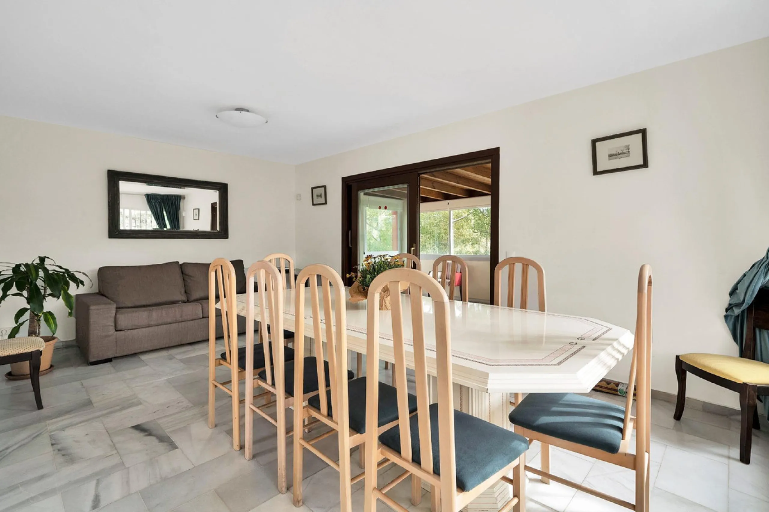 House - Detached Villa в продаже в Marbella, Málaga. В доме 5 спален и 3 ванных комнат. Площадь дома 295 м². Площадь участка 1000 м²