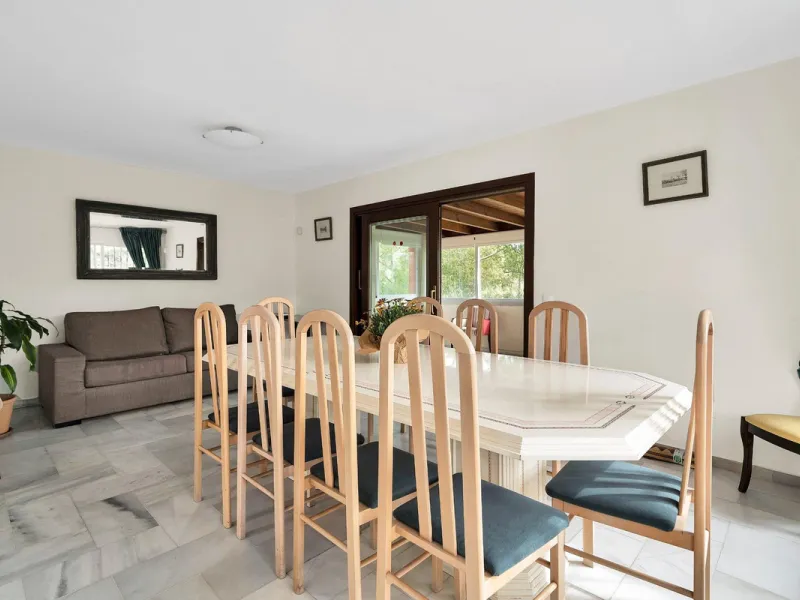 House - Detached Villa в продаже в Marbella, Málaga. В доме 5 спален и 3 ванных комнат. Площадь дома 295 м². Площадь участка 1000 м²