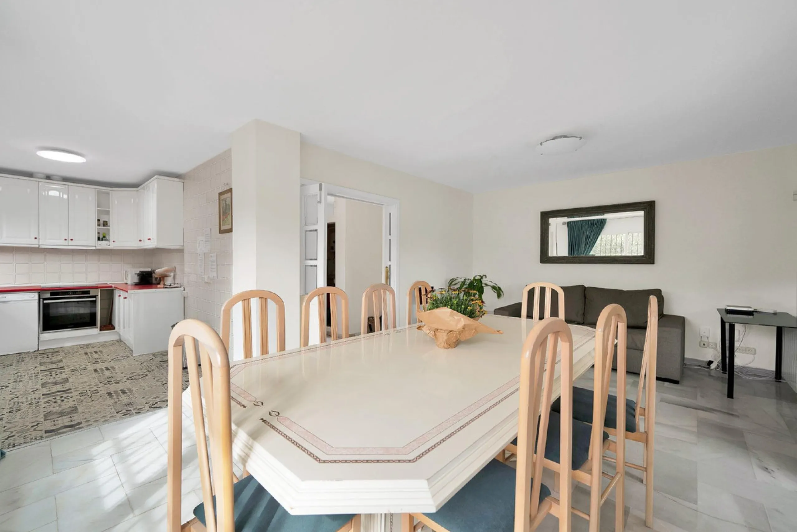 House - Detached Villa в продаже в Marbella, Málaga. В доме 5 спален и 3 ванных комнат. Площадь дома 295 м². Площадь участка 1000 м²