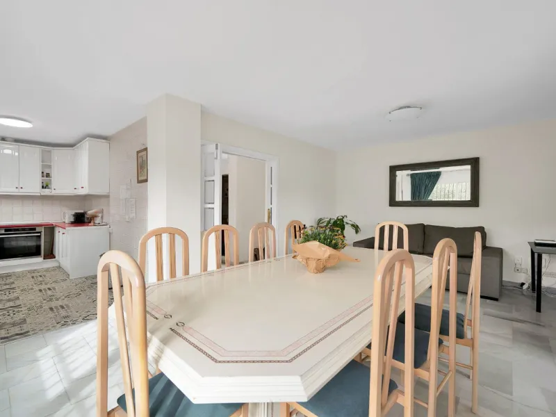 House - Detached Villa в продаже в Marbella, Málaga. В доме 5 спален и 3 ванных комнат. Площадь дома 295 м². Площадь участка 1000 м²