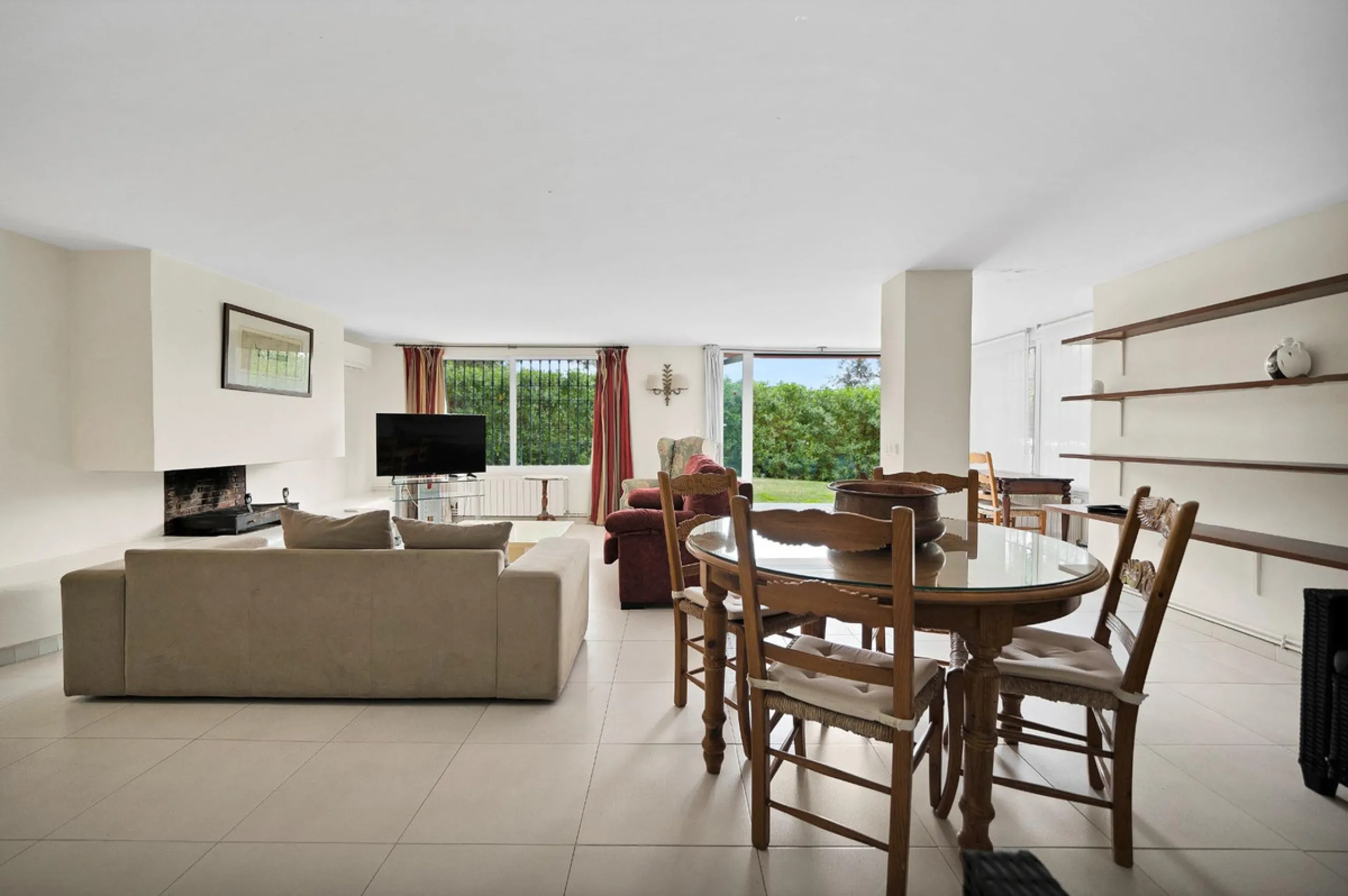 House - Detached Villa в продаже в Marbella, Málaga. В доме 5 спален и 3 ванных комнат. Площадь дома 295 м². Площадь участка 1000 м²