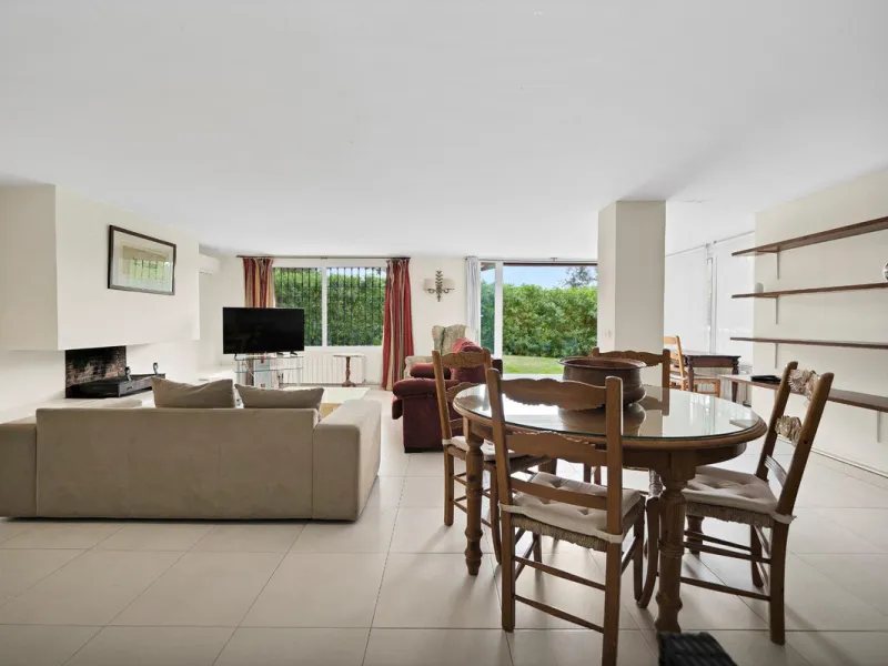 House - Detached Villa в продаже в Marbella, Málaga. В доме 5 спален и 3 ванных комнат. Площадь дома 295 м². Площадь участка 1000 м²