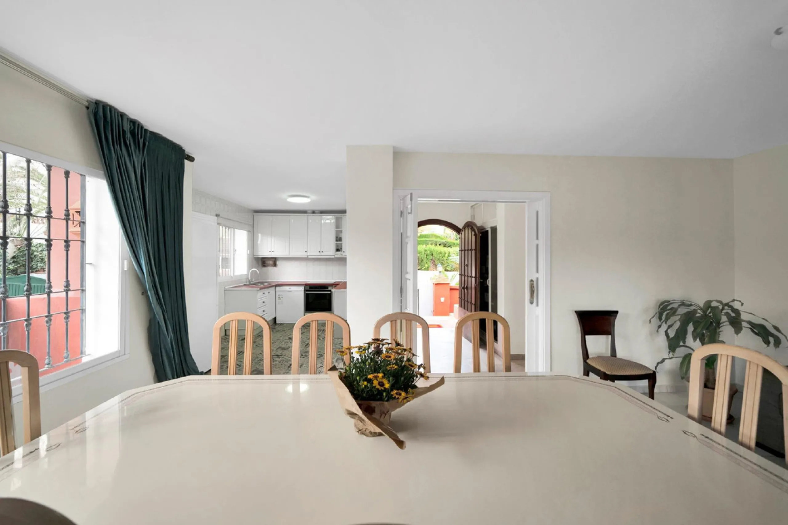 House - Detached Villa в продаже в Marbella, Málaga. В доме 5 спален и 3 ванных комнат. Площадь дома 295 м². Площадь участка 1000 м²