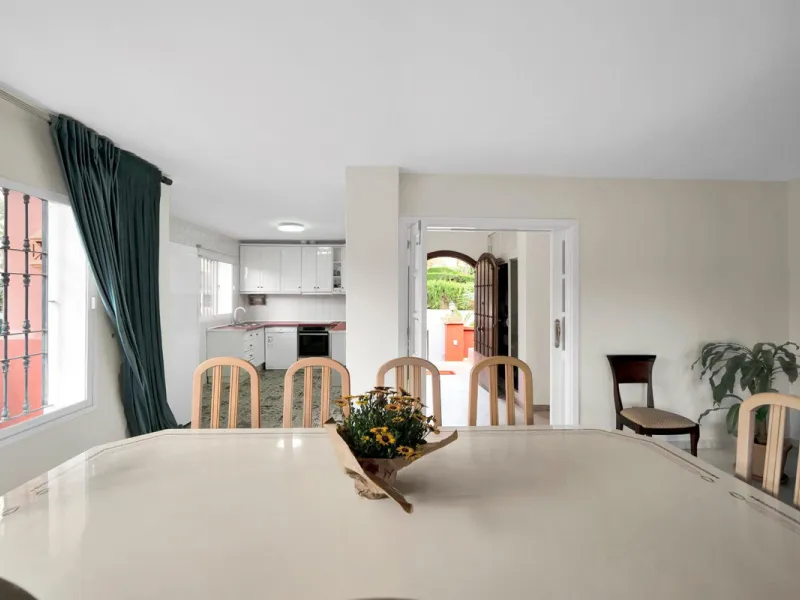 House - Detached Villa в продаже в Marbella, Málaga. В доме 5 спален и 3 ванных комнат. Площадь дома 295 м². Площадь участка 1000 м²