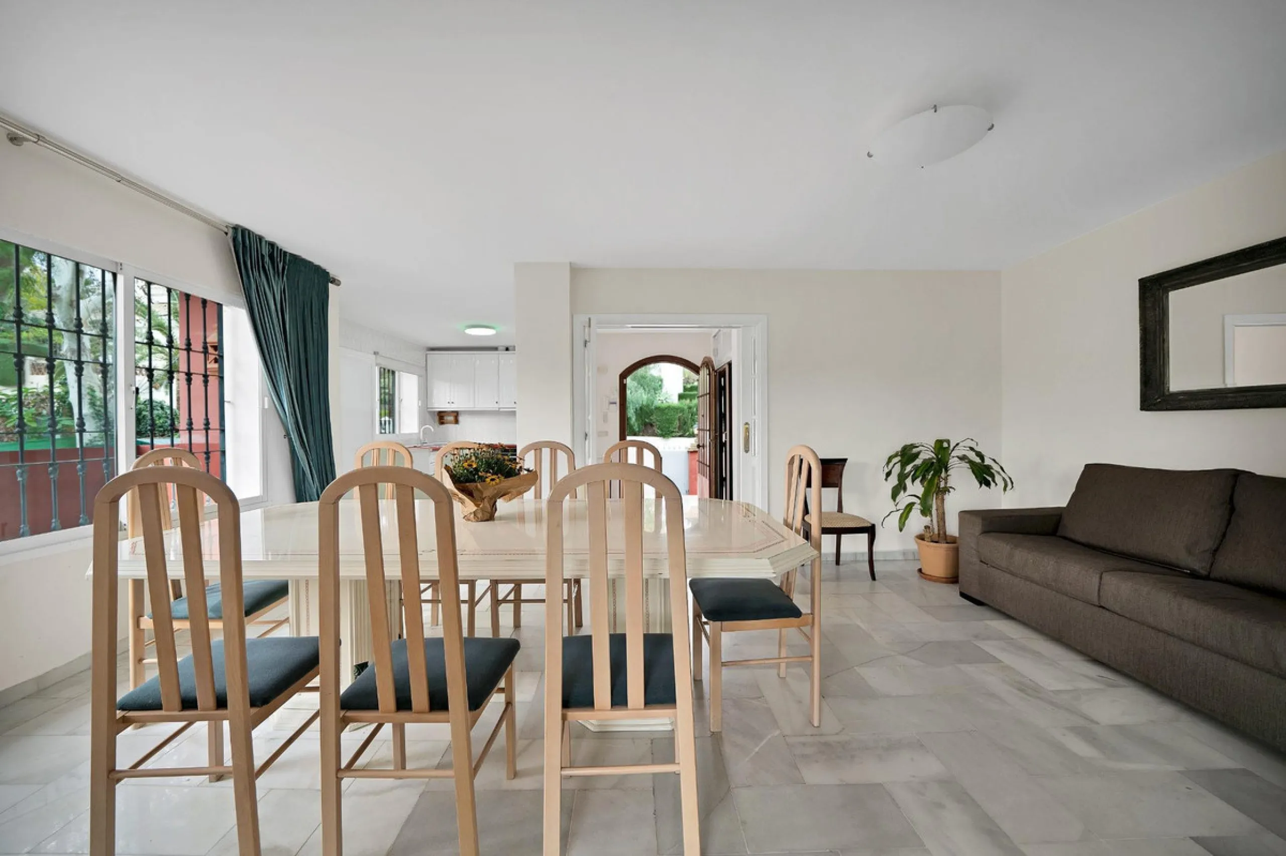 House - Detached Villa в продаже в Marbella, Málaga. В доме 5 спален и 3 ванных комнат. Площадь дома 295 м². Площадь участка 1000 м²