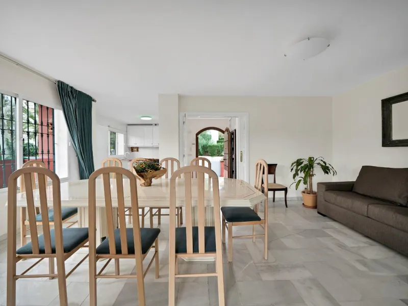 House - Detached Villa в продаже в Marbella, Málaga. В доме 5 спален и 3 ванных комнат. Площадь дома 295 м². Площадь участка 1000 м²
