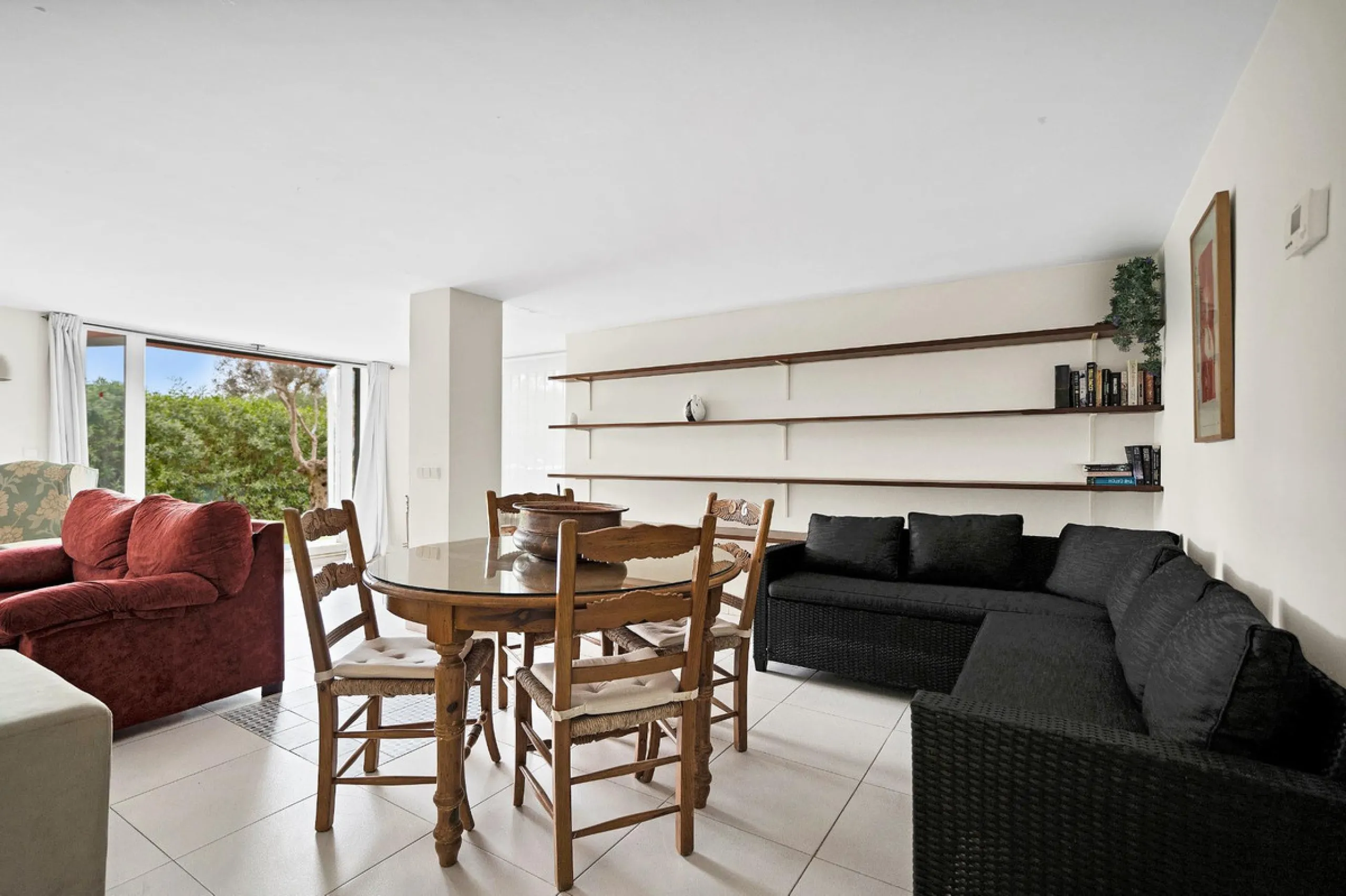 House - Detached Villa в продаже в Marbella, Málaga. В доме 5 спален и 3 ванных комнат. Площадь дома 295 м². Площадь участка 1000 м²
