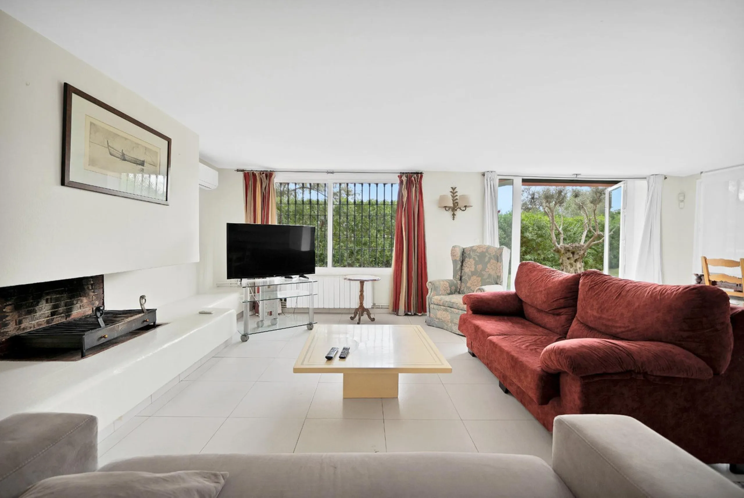 House - Detached Villa в продаже в Marbella, Málaga. В доме 5 спален и 3 ванных комнат. Площадь дома 295 м². Площадь участка 1000 м²