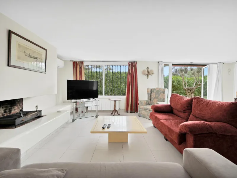 House - Detached Villa в продаже в Marbella, Málaga. В доме 5 спален и 3 ванных комнат. Площадь дома 295 м². Площадь участка 1000 м²