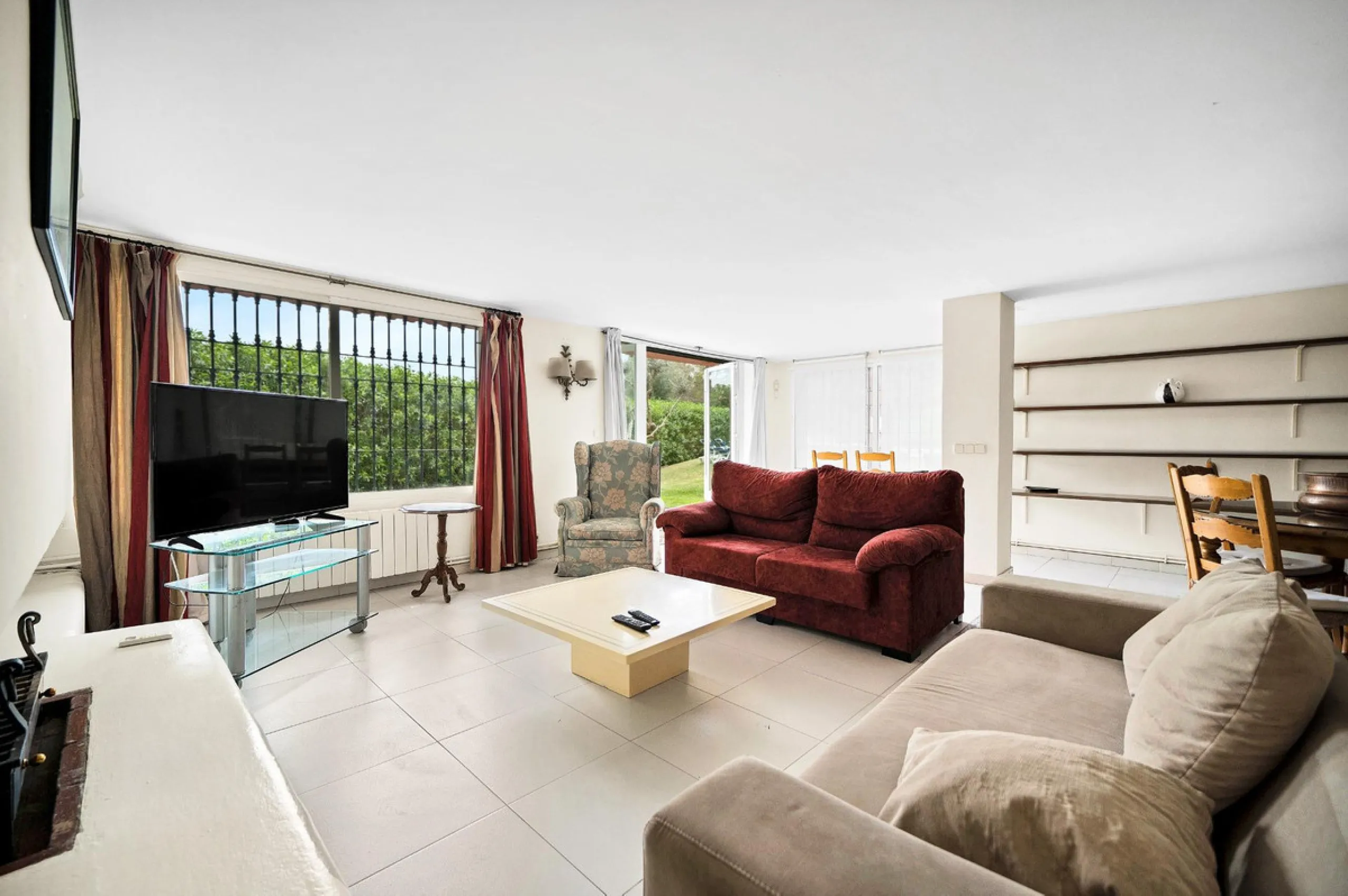 House - Detached Villa в продаже в Marbella, Málaga. В доме 5 спален и 3 ванных комнат. Площадь дома 295 м². Площадь участка 1000 м²