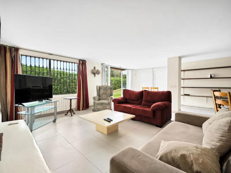 House - Detached Villa в продаже в Marbella, Málaga. В доме 5 спален и 3 ванных комнат. Площадь дома 295 м². Площадь участка 1000 м²