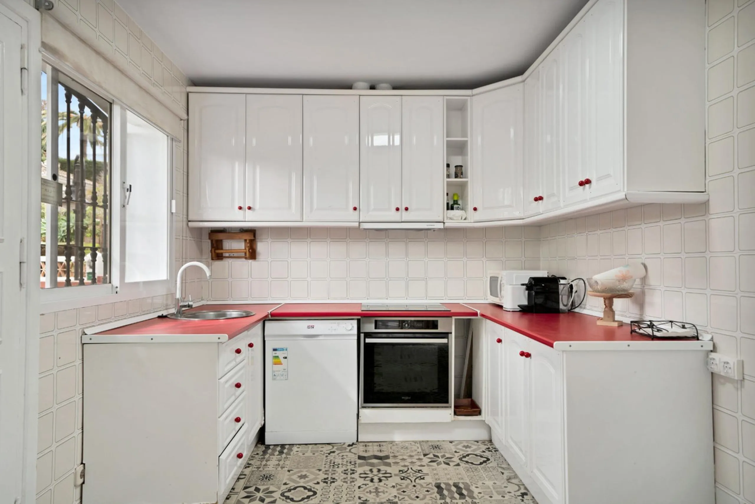 House - Detached Villa в продаже в Marbella, Málaga. В доме 5 спален и 3 ванных комнат. Площадь дома 295 м². Площадь участка 1000 м²