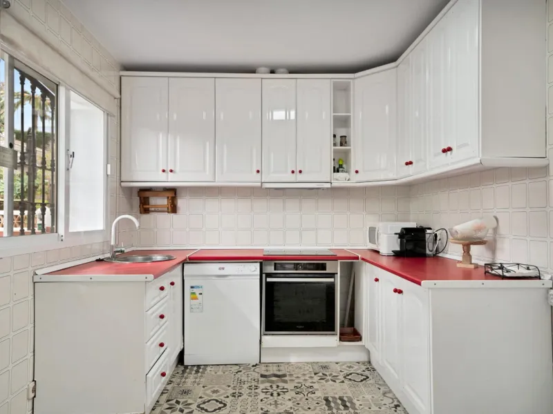 House - Detached Villa в продаже в Marbella, Málaga. В доме 5 спален и 3 ванных комнат. Площадь дома 295 м². Площадь участка 1000 м²