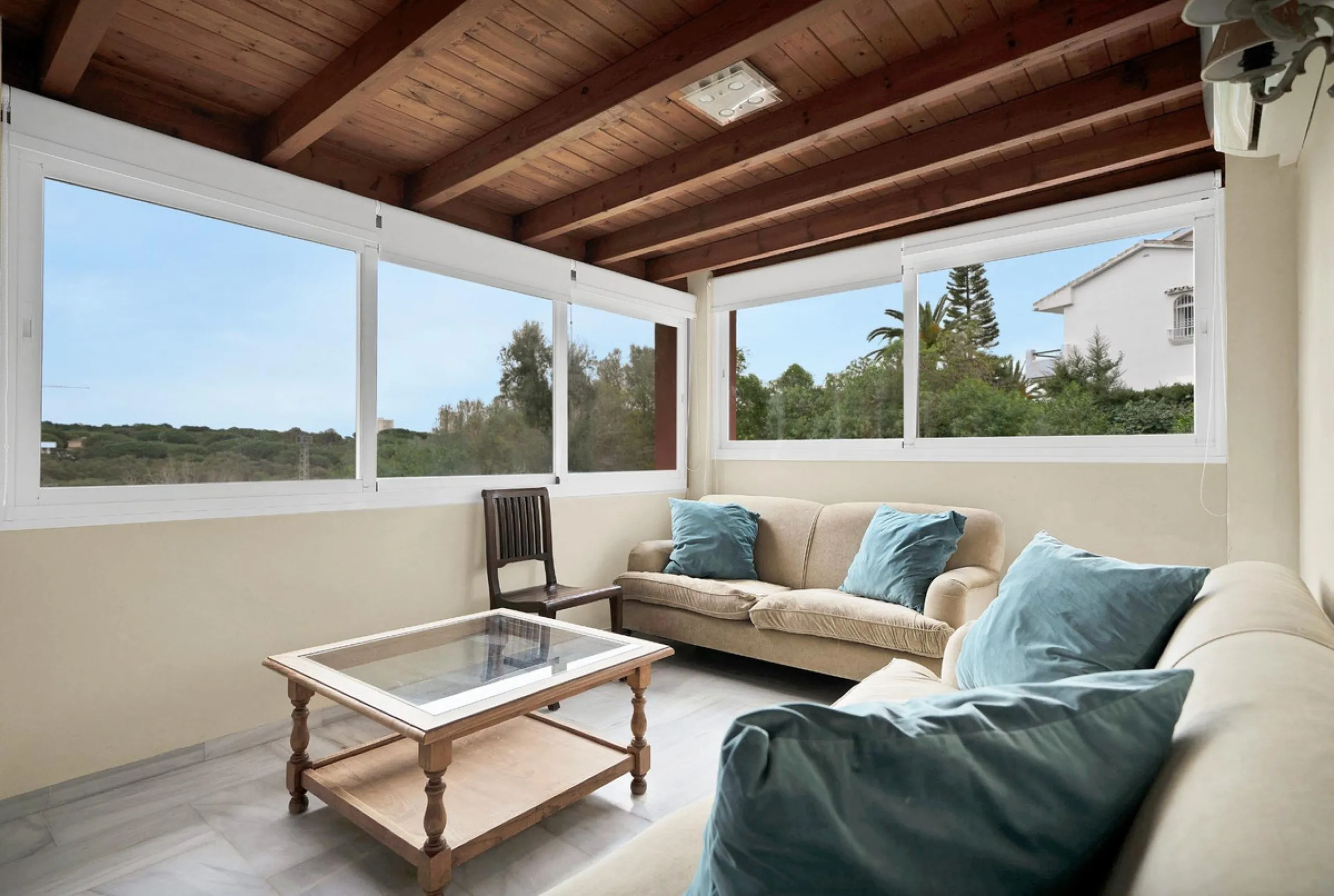 House - Detached Villa в продаже в Marbella, Málaga. В доме 5 спален и 3 ванных комнат. Площадь дома 295 м². Площадь участка 1000 м²