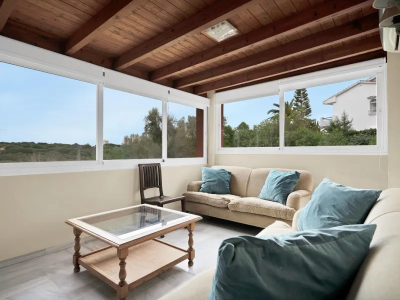 House - Detached Villa в продаже в Marbella, Málaga. В доме 5 спален и 3 ванных комнат. Площадь дома 295 м². Площадь участка 1000 м²