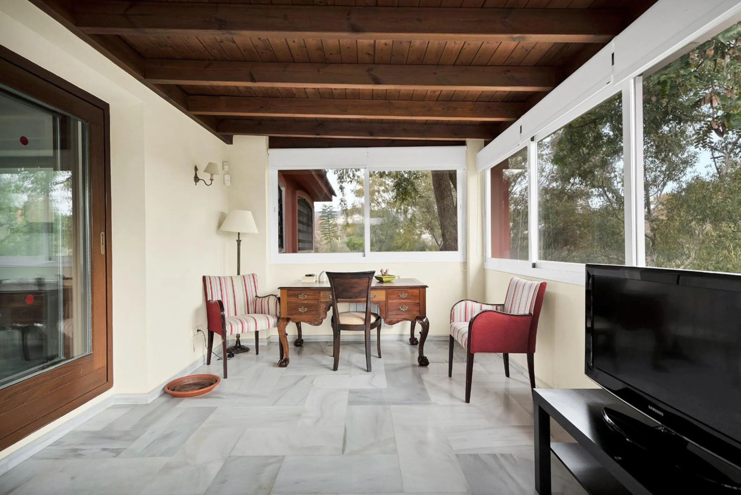 House - Detached Villa в продаже в Marbella, Málaga. В доме 5 спален и 3 ванных комнат. Площадь дома 295 м². Площадь участка 1000 м²