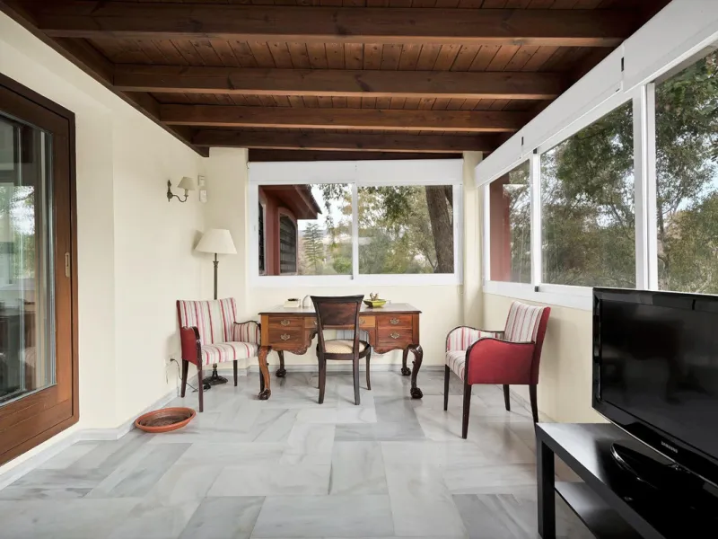 House - Detached Villa в продаже в Marbella, Málaga. В доме 5 спален и 3 ванных комнат. Площадь дома 295 м². Площадь участка 1000 м²