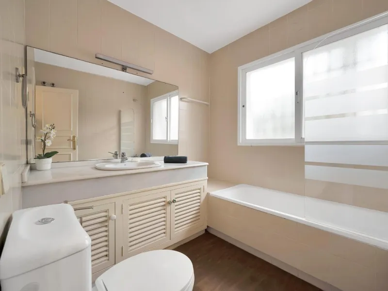 House - Detached Villa в продаже в Marbella, Málaga. В доме 5 спален и 3 ванных комнат. Площадь дома 295 м². Площадь участка 1000 м²