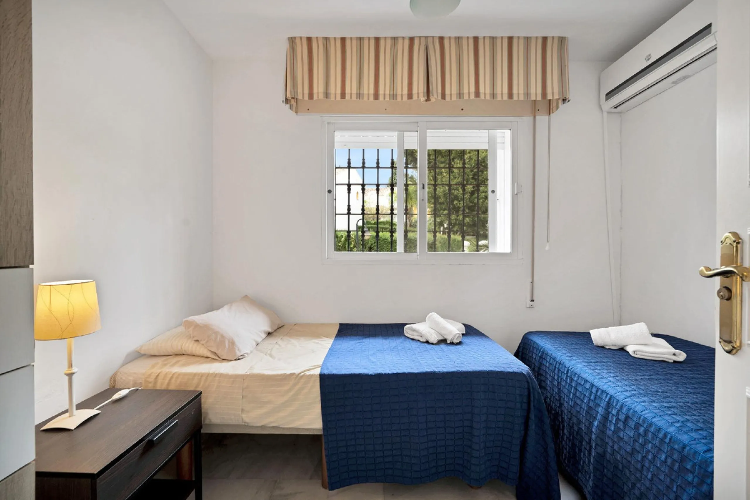 House - Detached Villa в продаже в Marbella, Málaga. В доме 5 спален и 3 ванных комнат. Площадь дома 295 м². Площадь участка 1000 м²