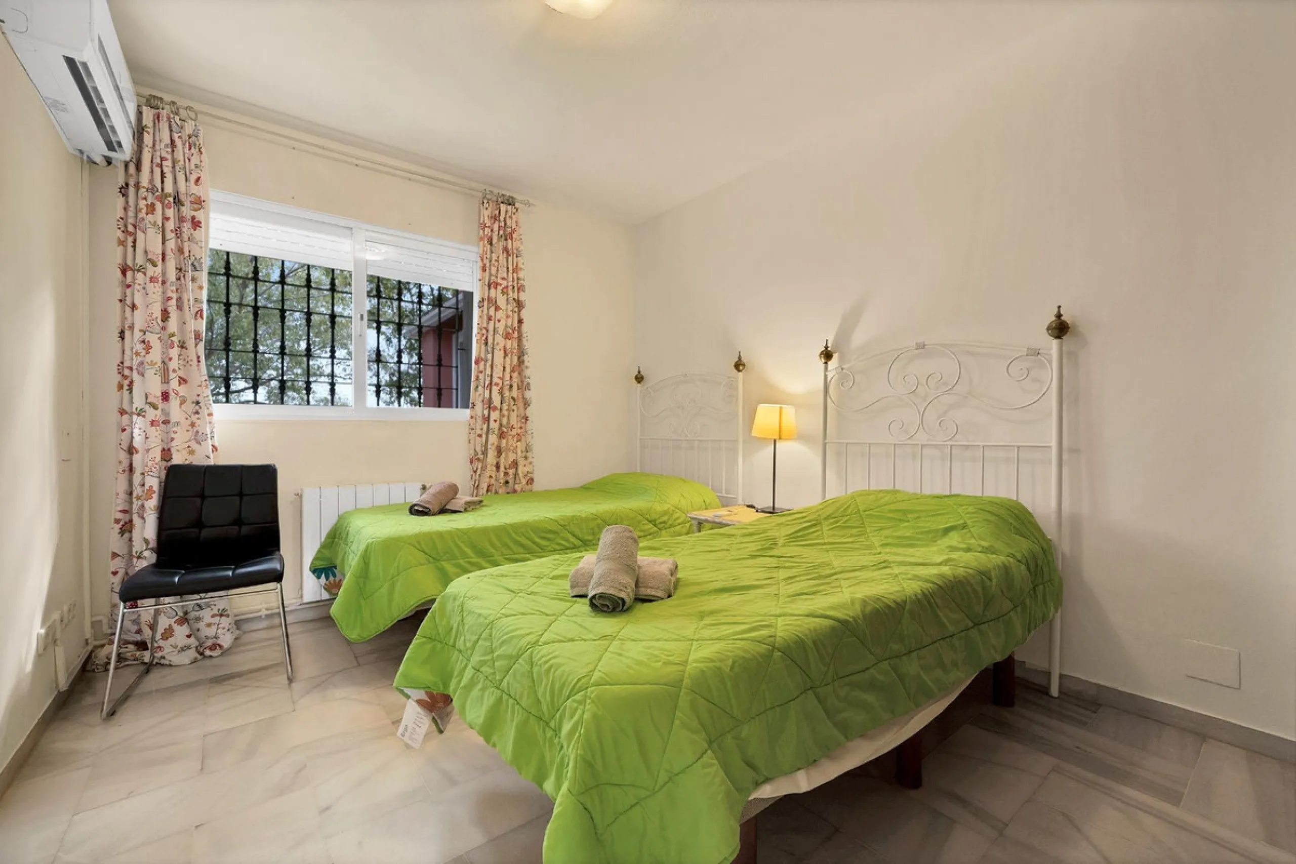 House - Detached Villa в продаже в Marbella, Málaga. В доме 5 спален и 3 ванных комнат. Площадь дома 295 м². Площадь участка 1000 м²