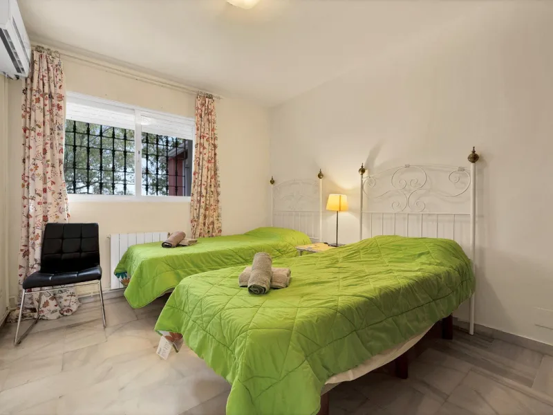 House - Detached Villa в продаже в Marbella, Málaga. В доме 5 спален и 3 ванных комнат. Площадь дома 295 м². Площадь участка 1000 м²