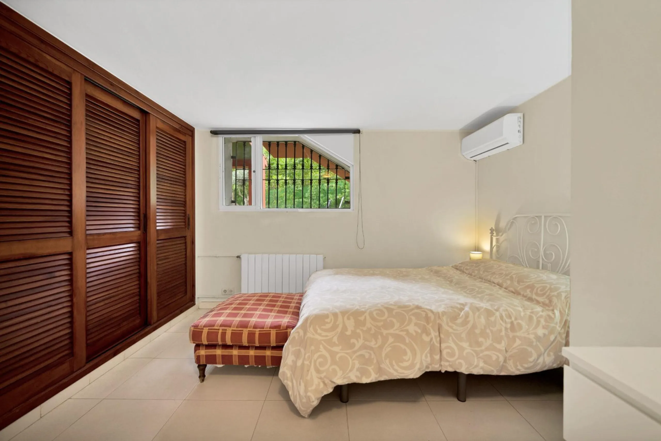 House - Detached Villa в продаже в Marbella, Málaga. В доме 5 спален и 3 ванных комнат. Площадь дома 295 м². Площадь участка 1000 м²