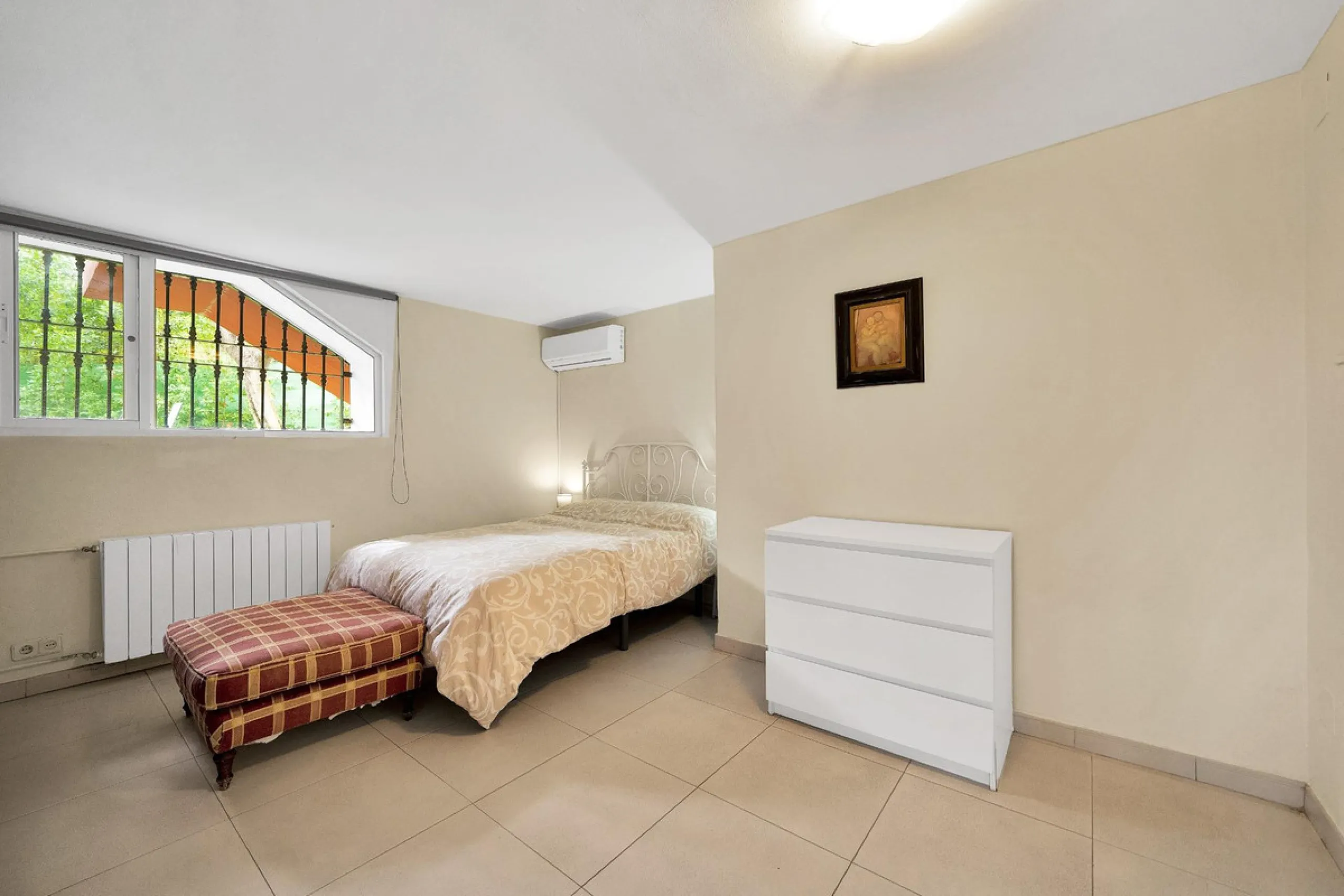 House - Detached Villa в продаже в Marbella, Málaga. В доме 5 спален и 3 ванных комнат. Площадь дома 295 м². Площадь участка 1000 м²