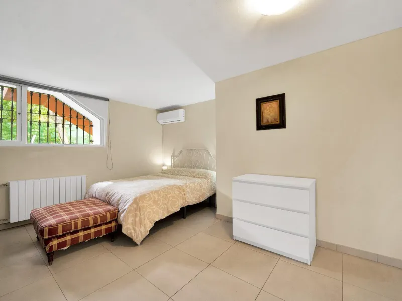 House - Detached Villa в продаже в Marbella, Málaga. В доме 5 спален и 3 ванных комнат. Площадь дома 295 м². Площадь участка 1000 м²