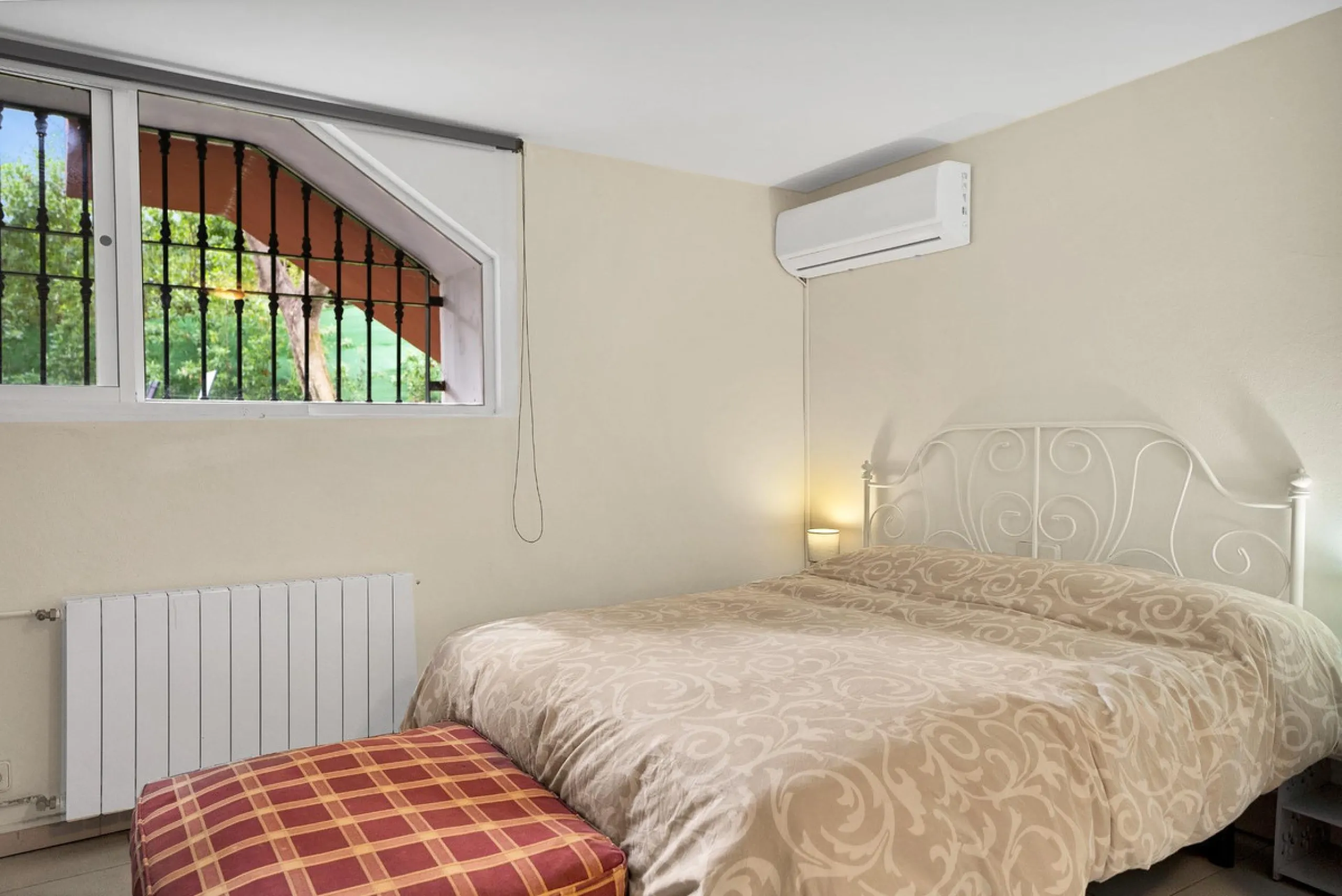 House - Detached Villa в продаже в Marbella, Málaga. В доме 5 спален и 3 ванных комнат. Площадь дома 295 м². Площадь участка 1000 м²