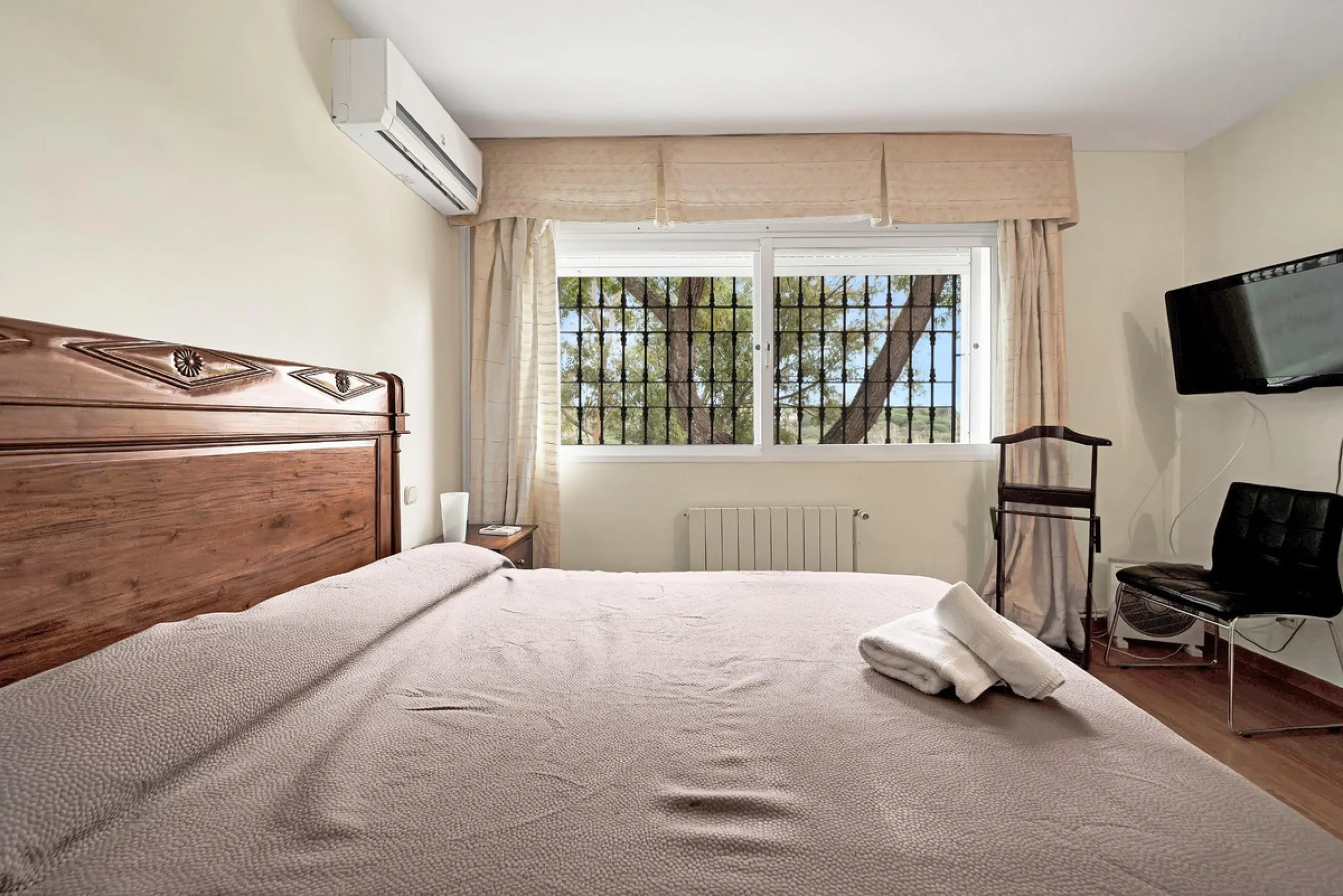 House - Detached Villa в продаже в Marbella, Málaga. В доме 5 спален и 3 ванных комнат. Площадь дома 295 м². Площадь участка 1000 м²