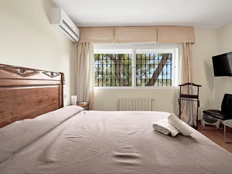 House - Detached Villa в продаже в Marbella, Málaga. В доме 5 спален и 3 ванных комнат. Площадь дома 295 м². Площадь участка 1000 м²