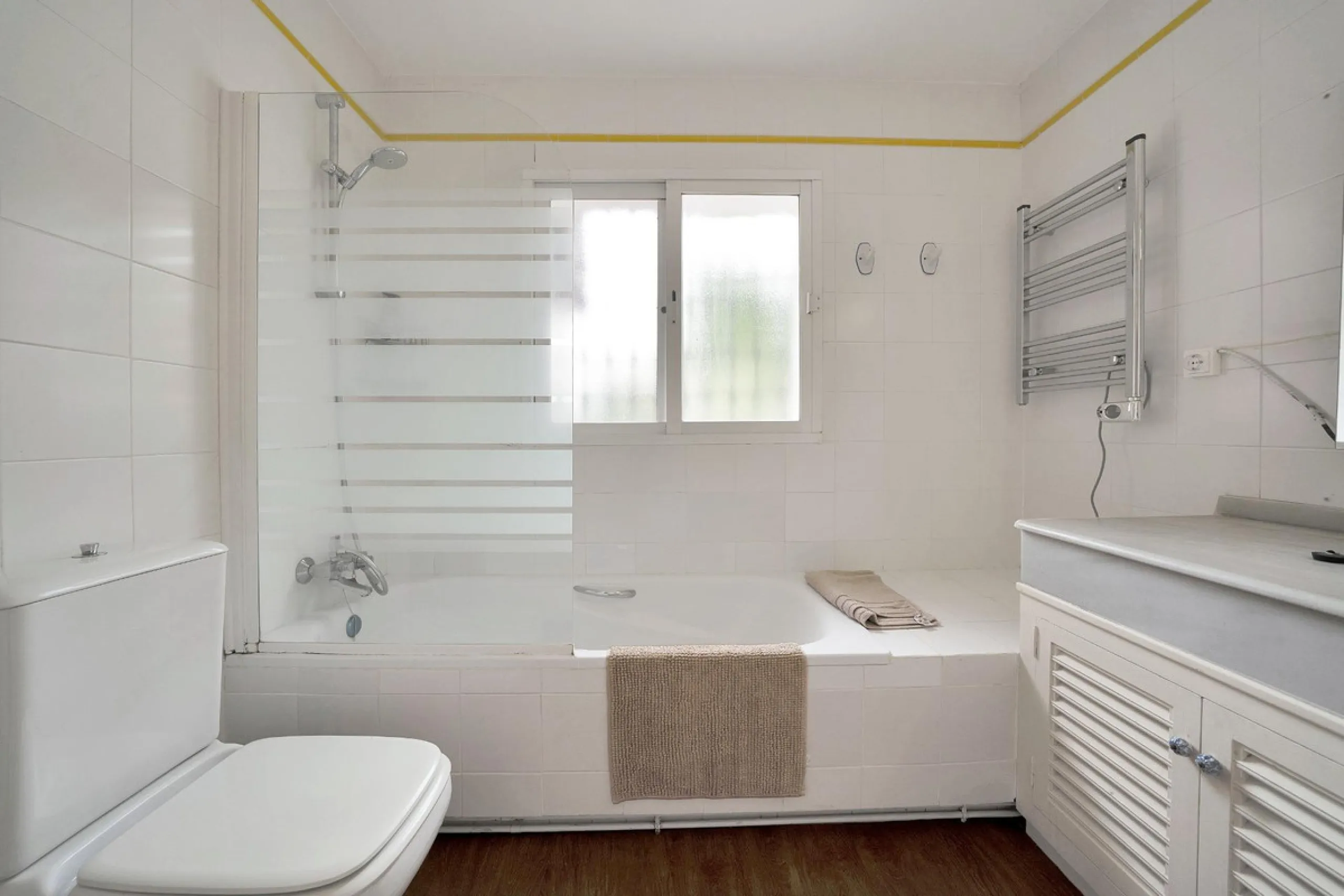 House - Detached Villa в продаже в Marbella, Málaga. В доме 5 спален и 3 ванных комнат. Площадь дома 295 м². Площадь участка 1000 м²
