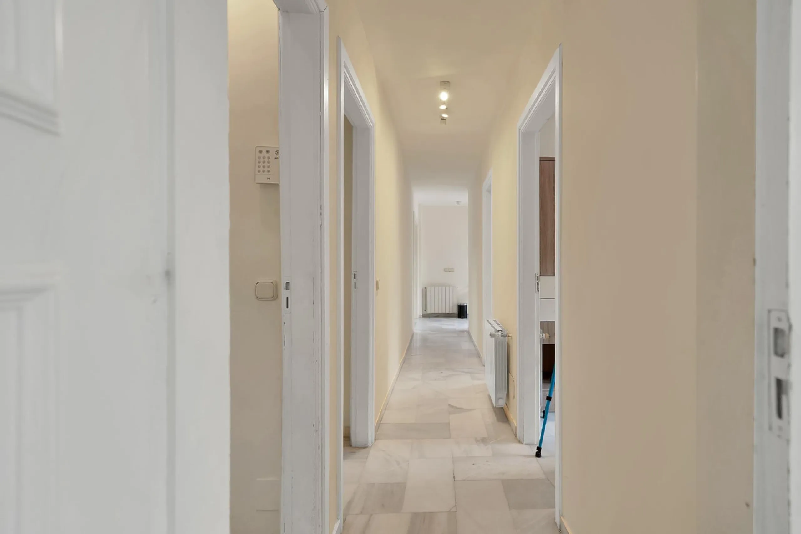 House - Detached Villa в продаже в Marbella, Málaga. В доме 5 спален и 3 ванных комнат. Площадь дома 295 м². Площадь участка 1000 м²
