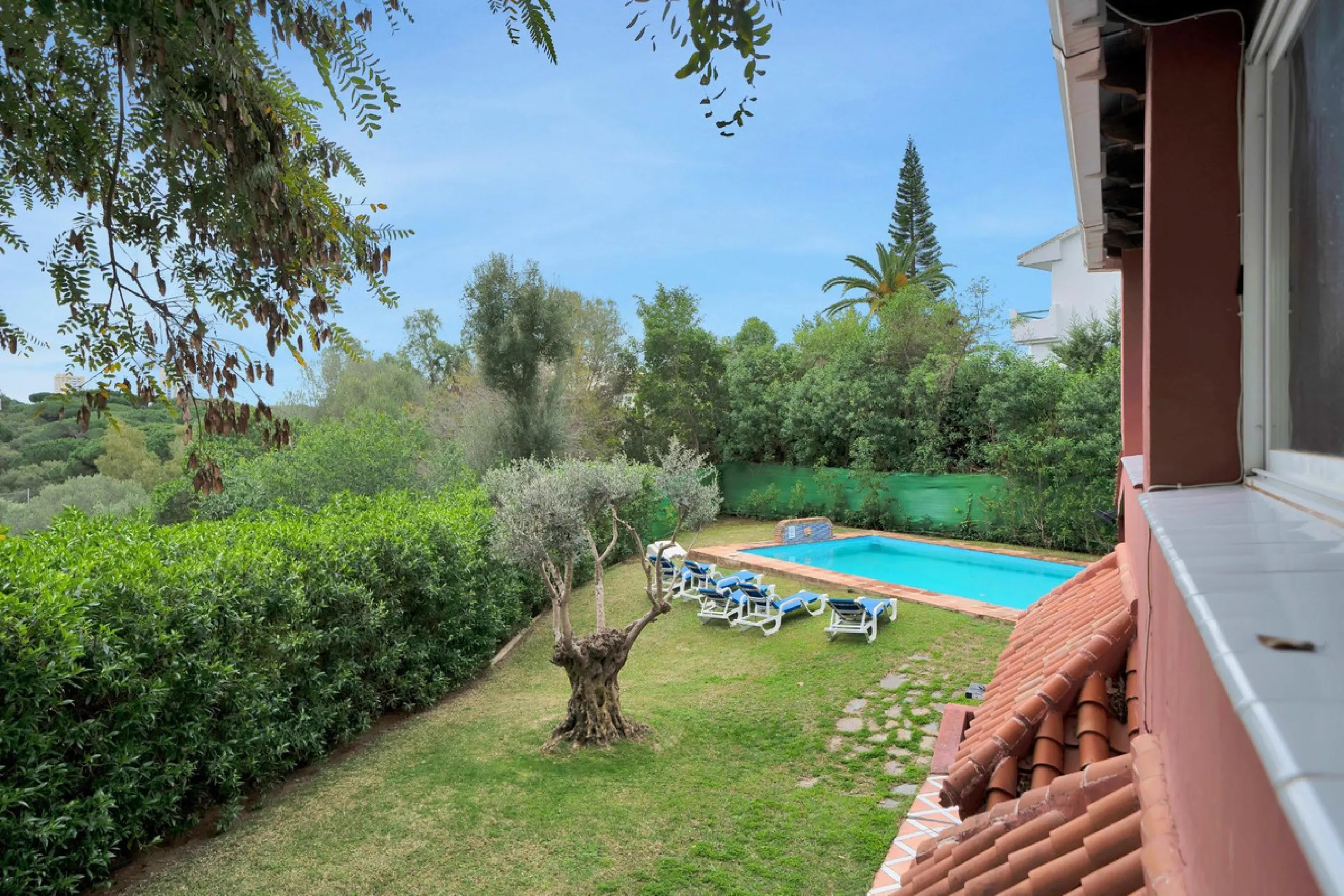 House - Detached Villa в продаже в Marbella, Málaga. В доме 5 спален и 3 ванных комнат. Площадь дома 295 м². Площадь участка 1000 м²