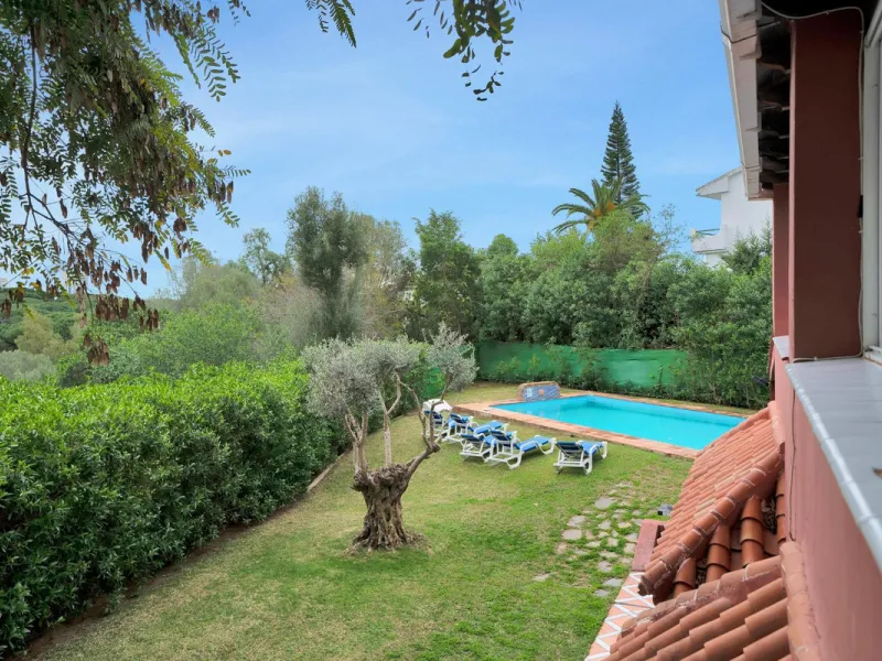 House - Detached Villa в продаже в Marbella, Málaga. В доме 5 спален и 3 ванных комнат. Площадь дома 295 м². Площадь участка 1000 м²