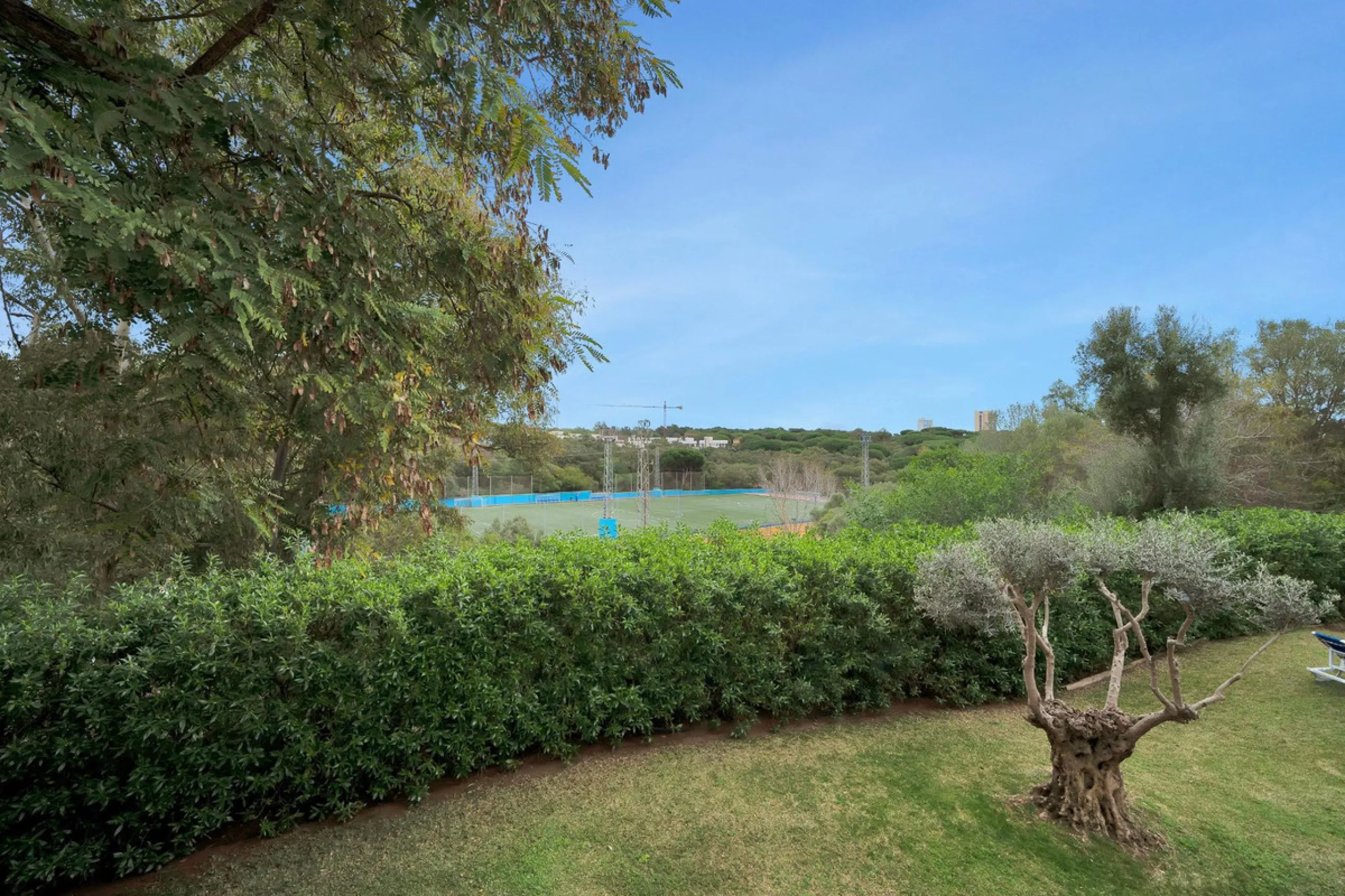 House - Detached Villa в продаже в Marbella, Málaga. В доме 5 спален и 3 ванных комнат. Площадь дома 295 м². Площадь участка 1000 м²