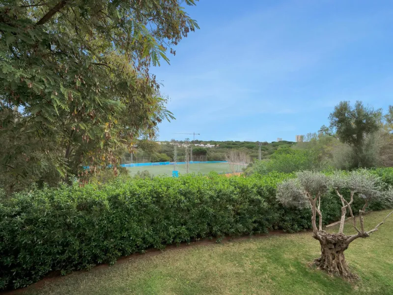 House - Detached Villa в продаже в Marbella, Málaga. В доме 5 спален и 3 ванных комнат. Площадь дома 295 м². Площадь участка 1000 м²