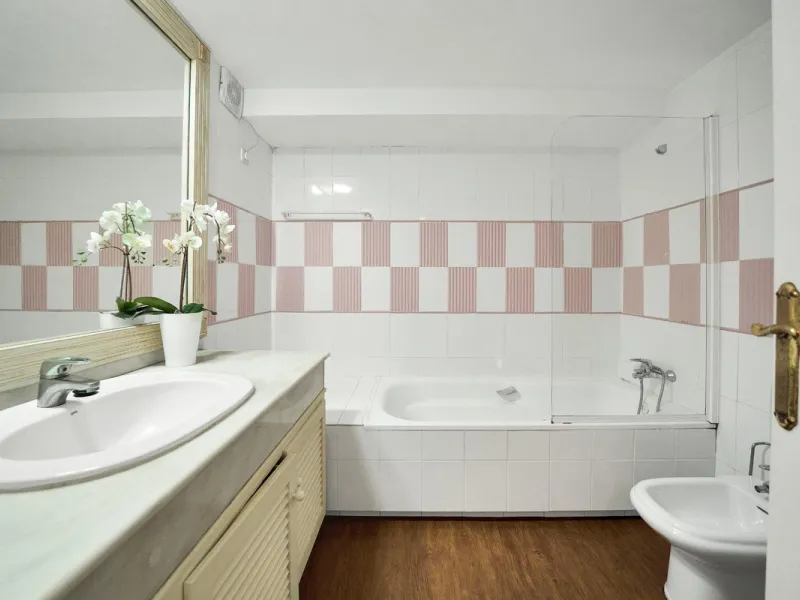 House - Detached Villa в продаже в Marbella, Málaga. В доме 5 спален и 3 ванных комнат. Площадь дома 295 м². Площадь участка 1000 м²