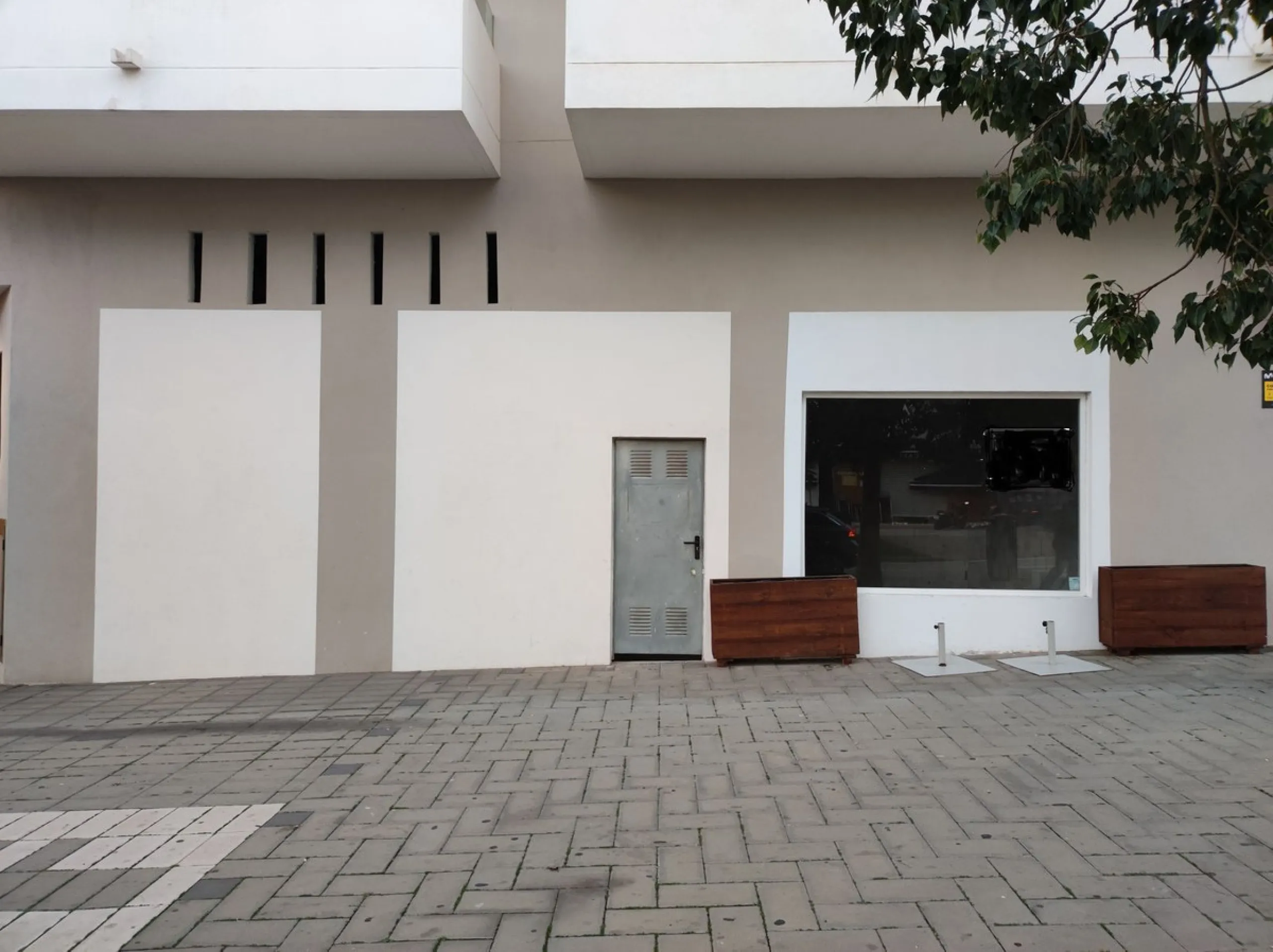 Commercial premises in Nueva Andalucia, next to all services and with a lot of pedestrian and vehicle traffic. It has a smoke vent