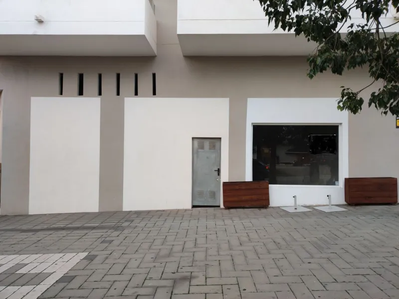 Commercial premises in Nueva Andalucia, next to all services and with a lot of pedestrian and vehicle traffic. It has a smoke vent