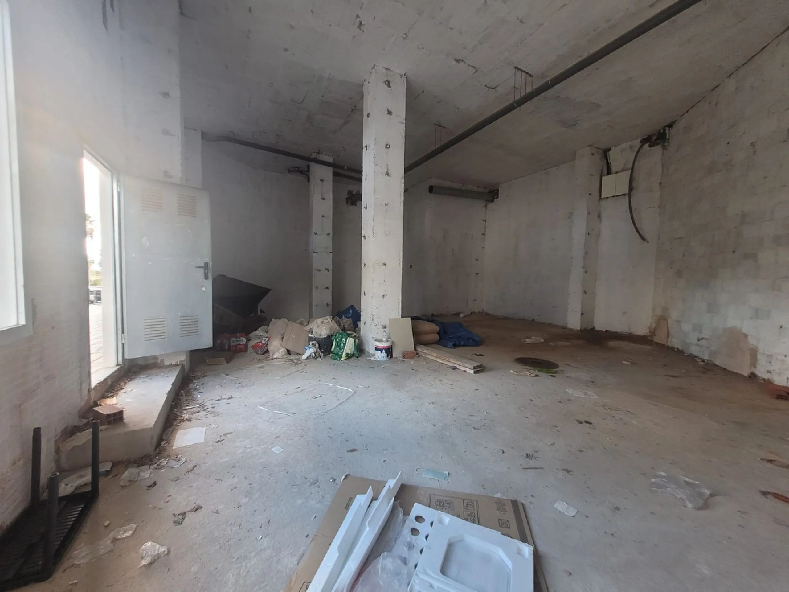 Commercial premises in Nueva Andalucia, next to all services and with a lot of pedestrian and vehicle traffic. It has a smoke vent