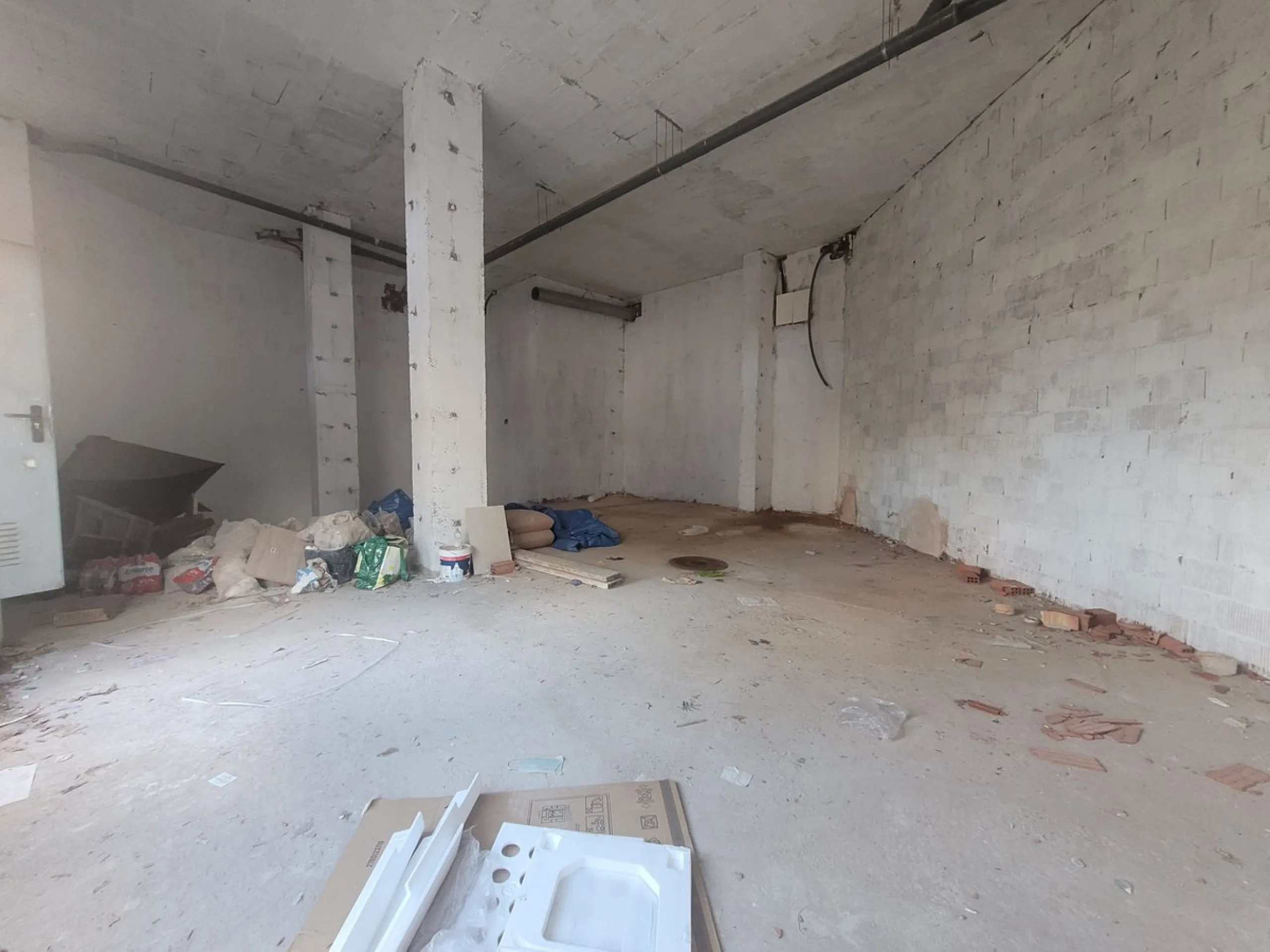 Commercial premises in Nueva Andalucia, next to all services and with a lot of pedestrian and vehicle traffic. It has a smoke vent