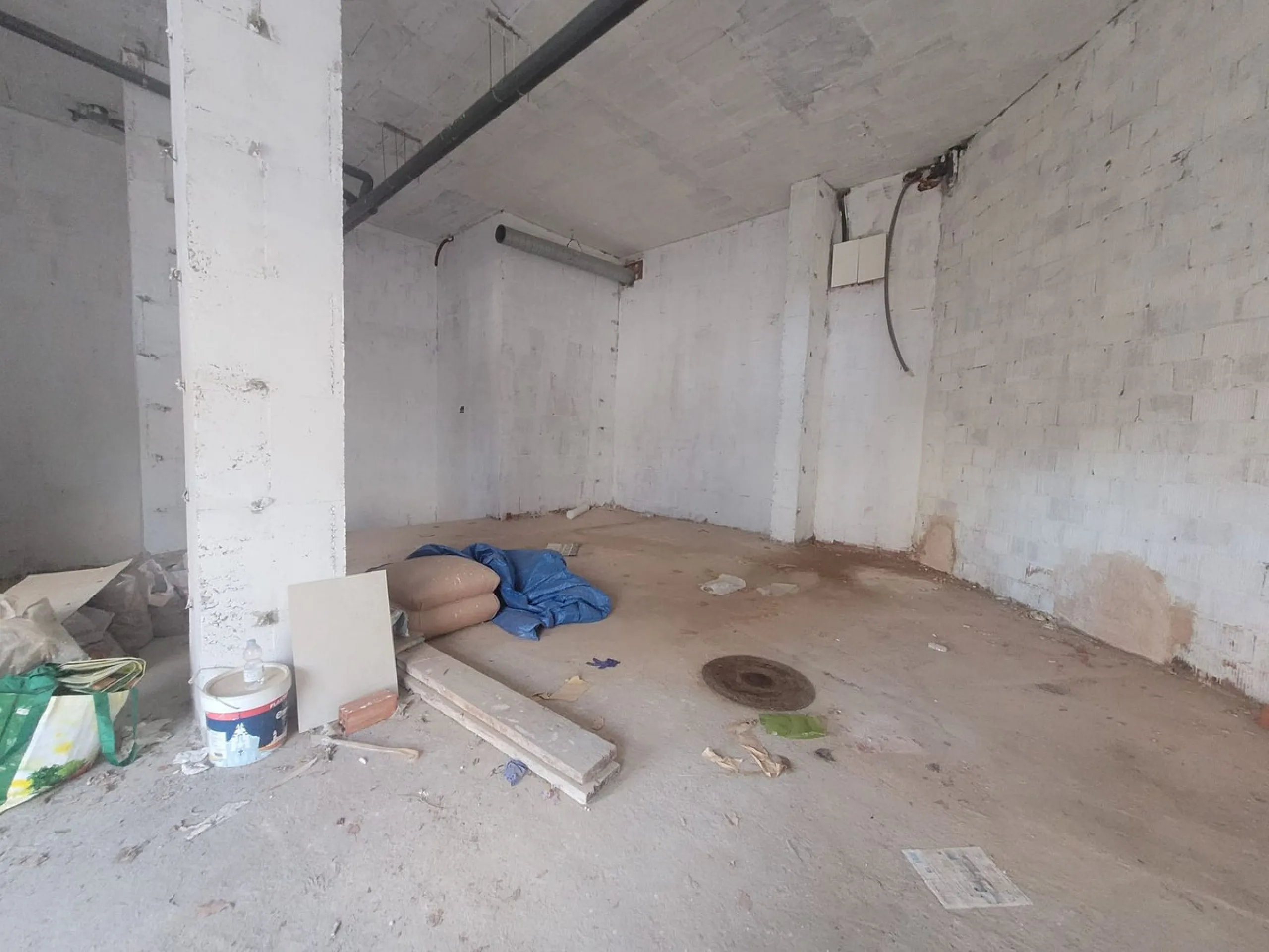 Commercial premises in Nueva Andalucia, next to all services and with a lot of pedestrian and vehicle traffic. It has a smoke vent