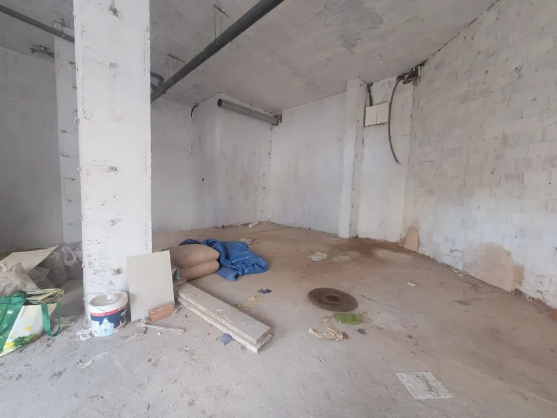 Commercial premises in Nueva Andalucia, next to all services and with a lot of pedestrian and vehicle traffic. It has a smoke vent