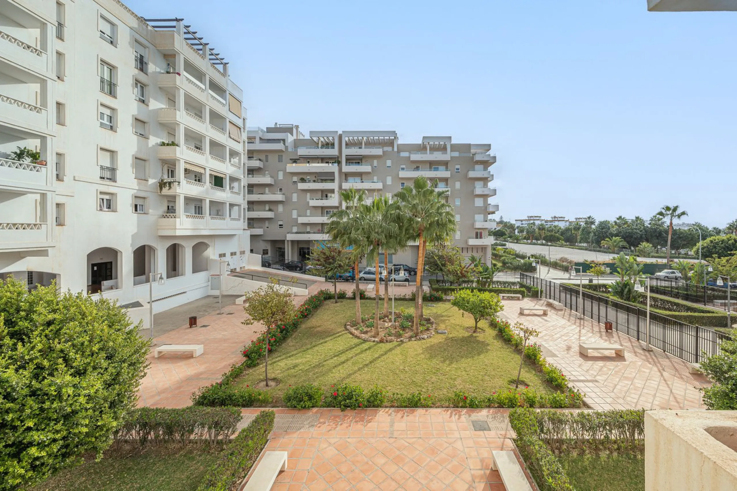 Commercial premises in Nueva Andalucia, next to all services and with a lot of pedestrian and vehicle traffic. It has a smoke vent